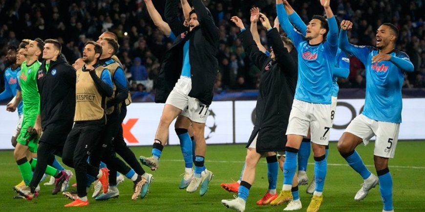 Rival Sedang Bertumbangan, Nasib Napoli Dirasa Beruntung