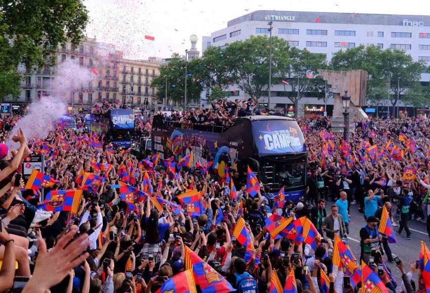 FOTO: Juarai La Liga ke-27, Barcelona Gelar Parade Bersama Ribuan Suporter