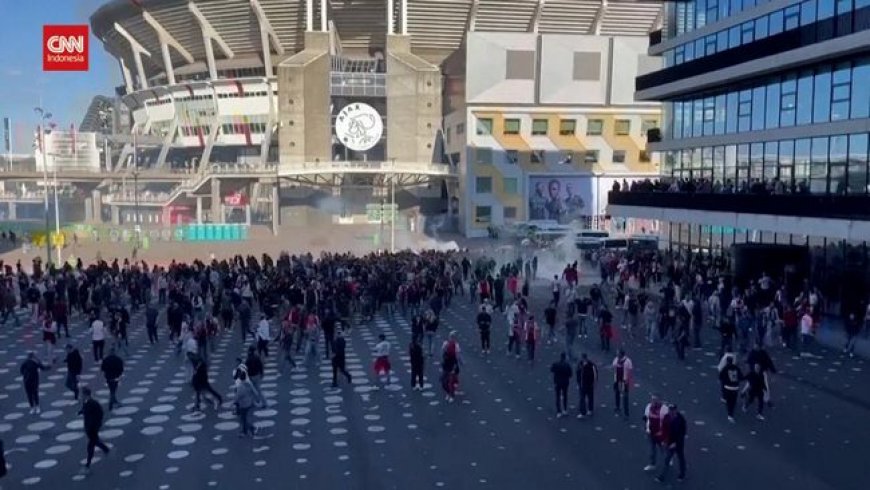 VIDEO: Suporter Rusuh, Laga Ajax vs Feyenoord Dihentikan
