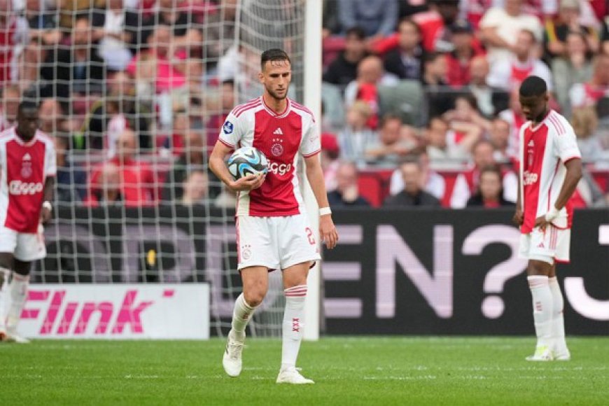 Menyelisik Lebih Dalam Penyebab Terpuruknya Ajax Amsterdam