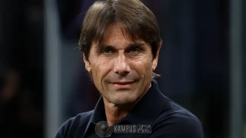 Antonio Conte Memberikan